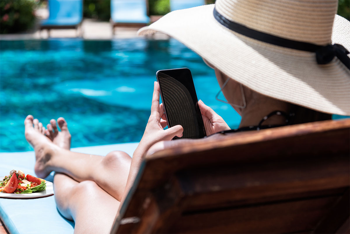 HELP CLIENTS EAT BETTER ON VACATION—IN 15 MINUTES A DAY: