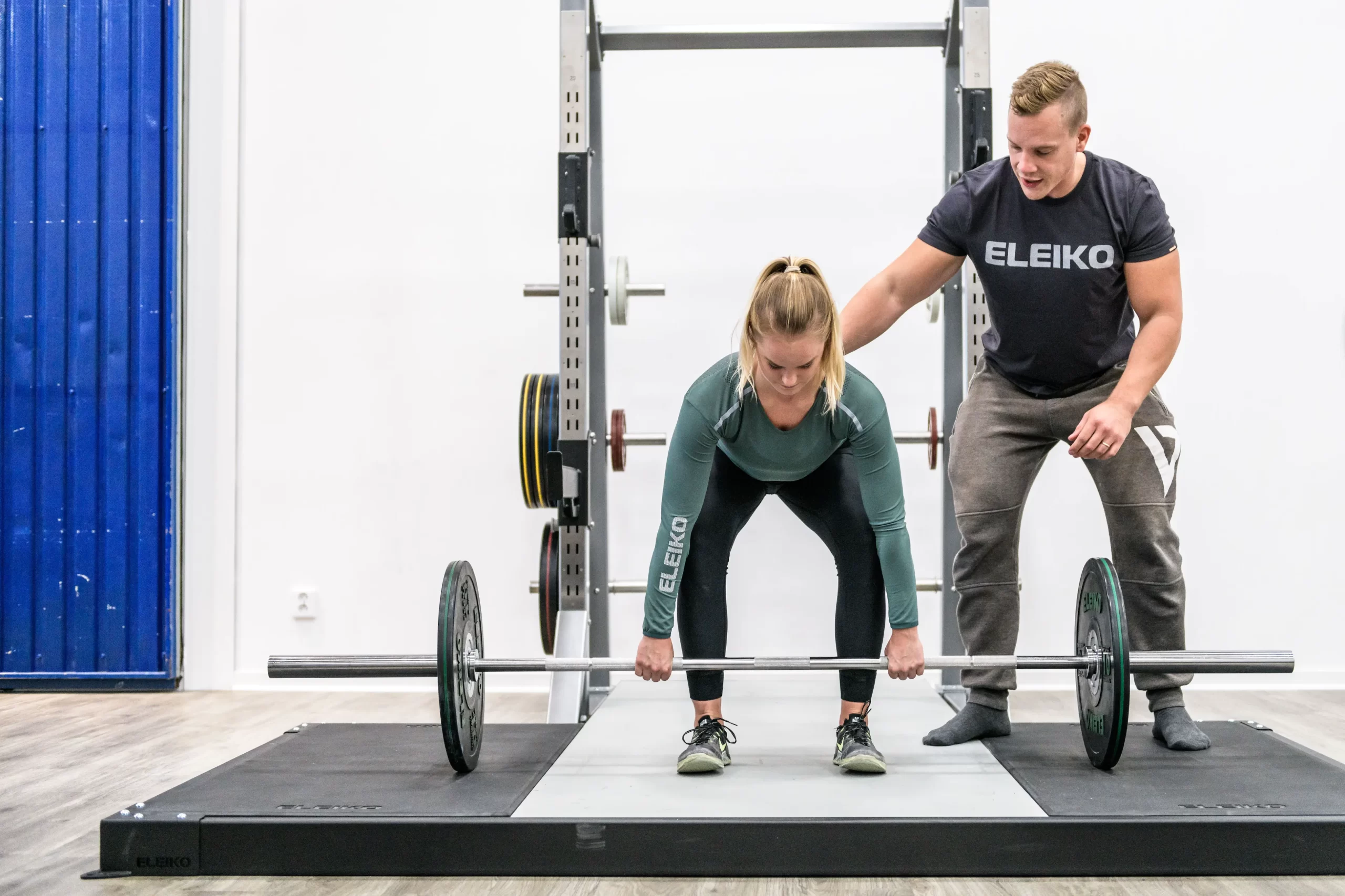 A woman training weight lifting